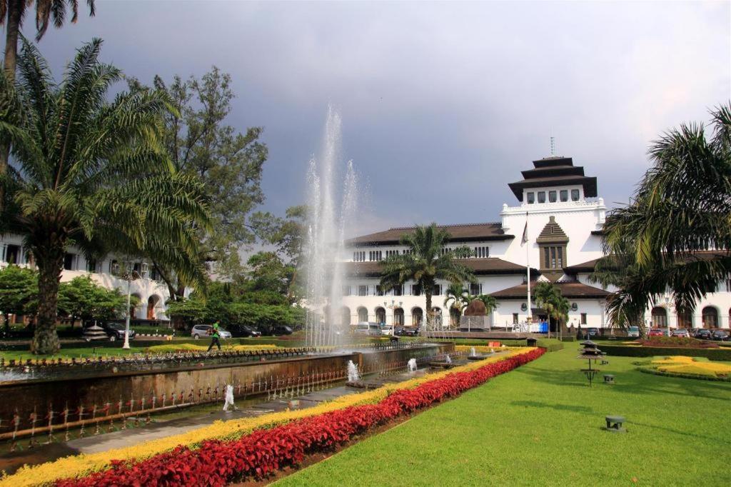Raffleshom Hotel Bandung Exteriör bild